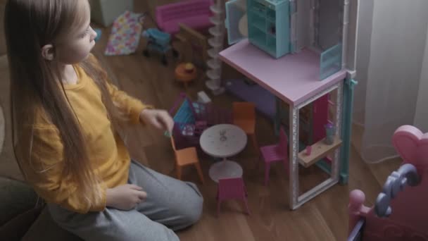Meisje spelen met poppenhuis — Stockvideo