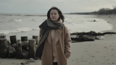 Kumsalda Yürüyen Kadın