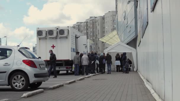 Szczepienie przeciwko COVID-19 w mobilnym szpitalu przy ulicy miejskiej — Wideo stockowe