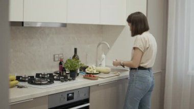 Akşam Yemeğini Hazırlayan Kadın