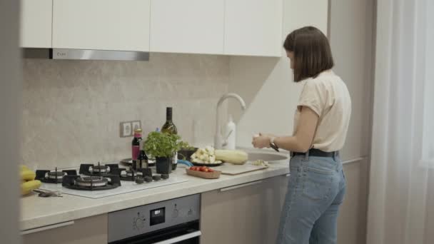 Vrouw bereidt avondeten thuis — Stockvideo