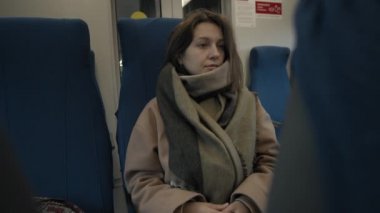 Banliyö Treninde Yalnız Kadın