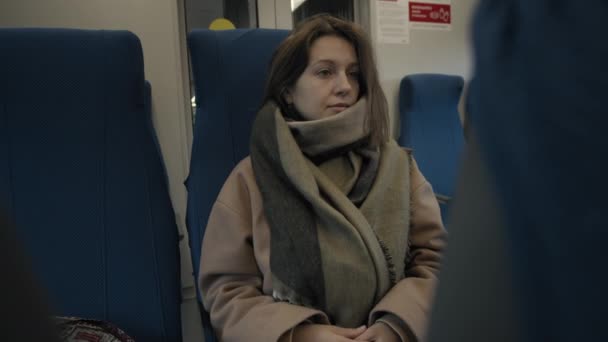 Sama žena v dojíždějícím vlaku — Stock video