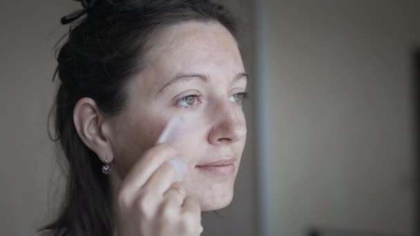 Mujer haciendo masaje facial — Vídeos de Stock