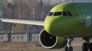 S7 havayolu uçağı pistte.