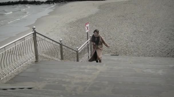 Жінка біжить сходами — стокове відео