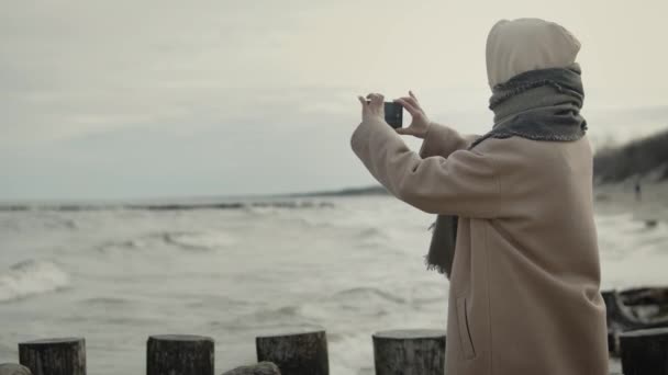 女人在海上用手机拍照 — 图库视频影像