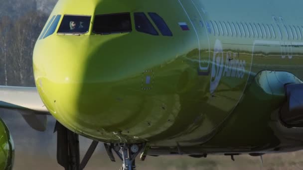 O avião das companhias aéreas S7 antes da partida — Vídeo de Stock