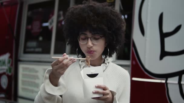 Chica de raza mixta comiendo al aire libre — Vídeos de Stock