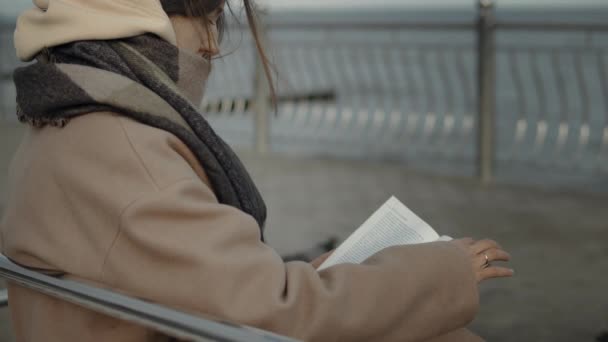 Mulher lendo um livro sobre o Embankment — Vídeo de Stock