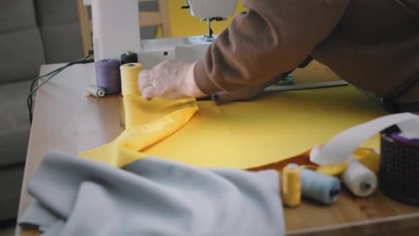 Жінка виконує швейну роботу вдома — стокове відео