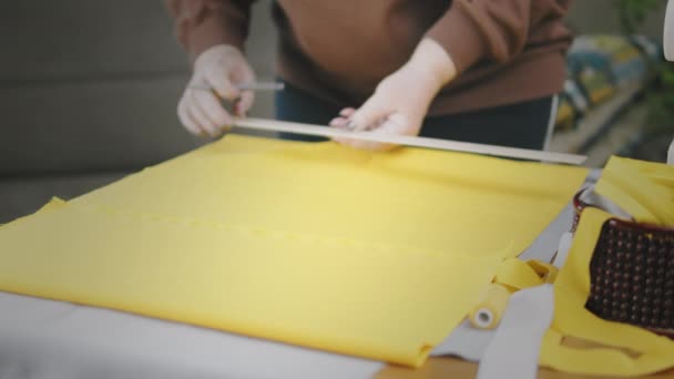 女裁缝的手 — 图库视频影像