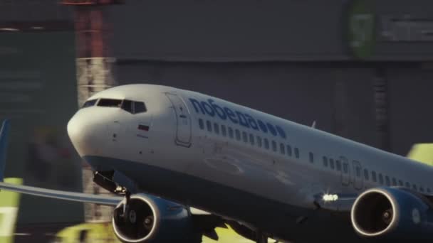 Boeing 737 Pobeda líneas aéreas despegando — Vídeo de stock