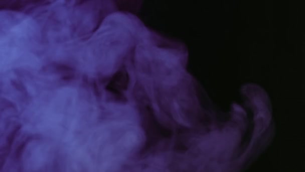 Zwevende paarse rook. Rookdeklaag — Stockvideo