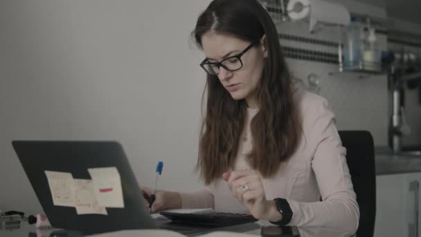 Freelancer femenina trabajando desde casa — Vídeo de stock