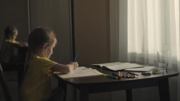 Klein kleuter meisje doet huiswerk thuis — Stockvideo
