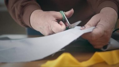 Terzilerin kadın eli.