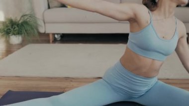 Yoga yapan bir kadın.