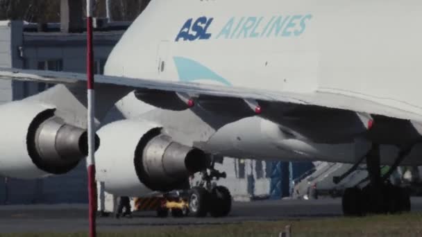 Cargo Boeing 747 ASL Airlines vontatása — Stock videók