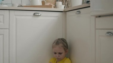 Küçük kız, akıllı saatine bak.