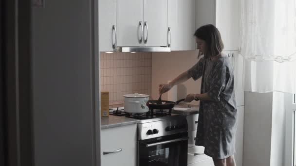 Hermosa mujer cocinando en casa — Vídeo de stock