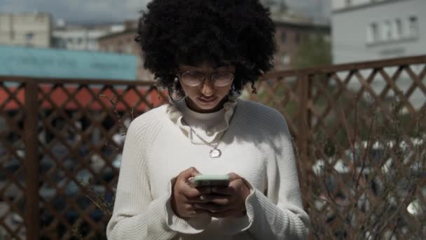 携帯電話でアフリカ系アメリカ人女性のテキスト — ストック動画
