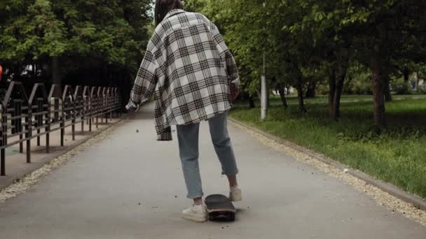 Ragazza sta cercando di cavalcare su skateboard — Video Stock