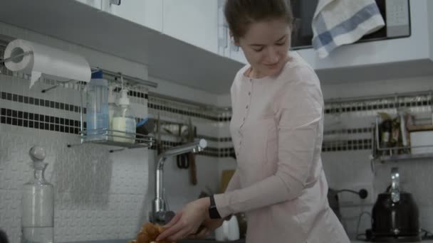 Nő csinál egy croissant reggelire — Stock videók