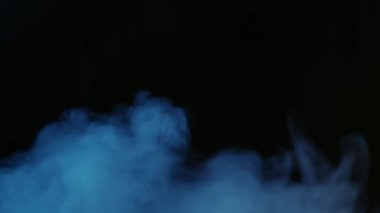 Mavi soyut duman yüzüyor