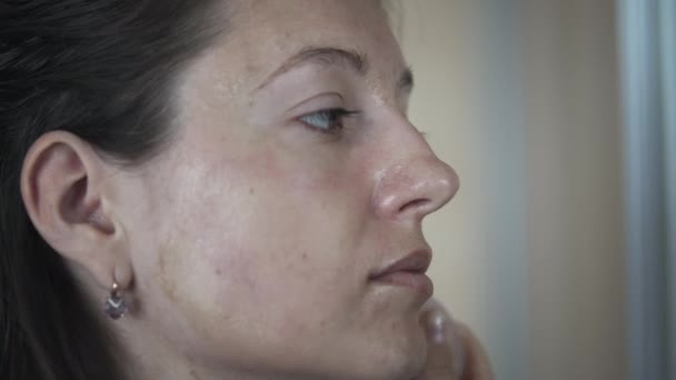 Donna che fa massaggio facciale auto — Video Stock