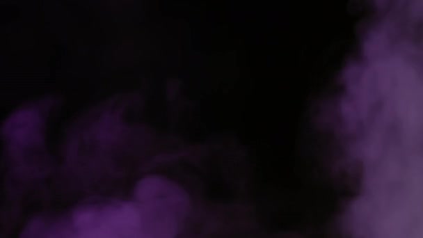 Humo púrpura o vapor sobre fondo negro — Vídeos de Stock
