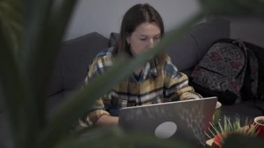 Evden çalışan serbest çalışan bir kadın.