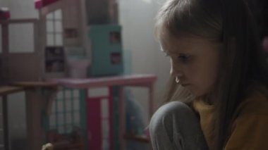 Odasında Bebeklerle Oynayan Kız