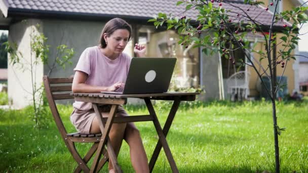 Kobieta pracująca z ogrodu z laptopem — Wideo stockowe