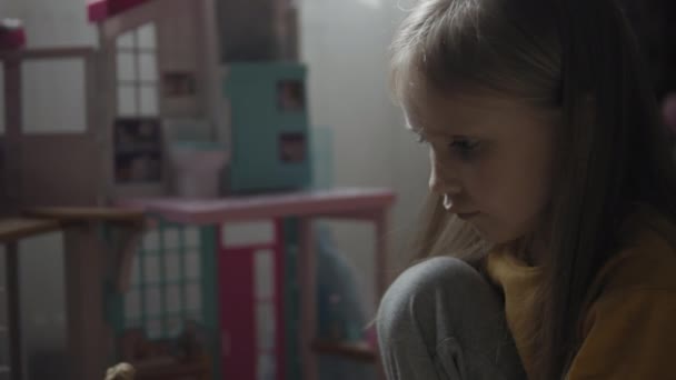 Dívka hraje s panenkami ve svém pokoji — Stock video