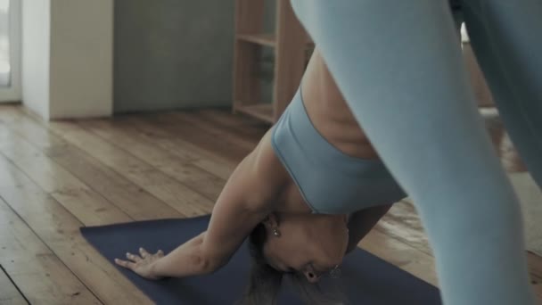 女性行うヨガ練習上のヨガマット上の家 — ストック動画