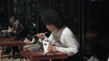 Asya sokak yemeğiyle açık hava yemeği.