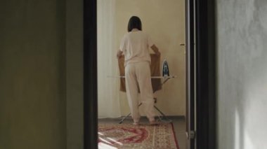 Evde Ütü Yapan Kadın