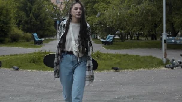 Dívka skateboardista chůze venku — Stock video