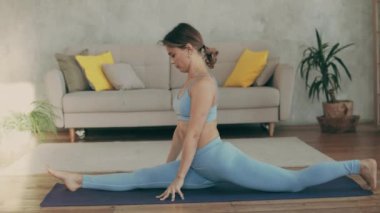 Yoga Çalışan Esnek Kadın