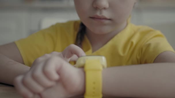 Dzieciak za pomocą jej dzieci inteligentny zegarek — Wideo stockowe