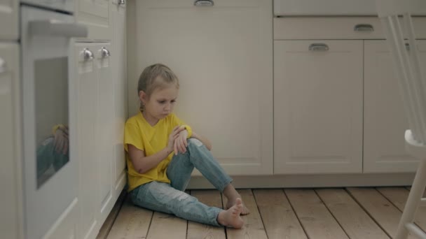 Kleines Mädchen schaut auf ihre intelligente Uhr — Stockvideo
