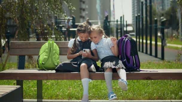 Barn leker med mobiltelefon i skolan paus — Stockvideo