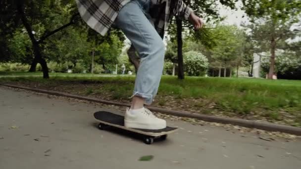 Menina na moda aprendendo a andar de skate — Vídeo de Stock