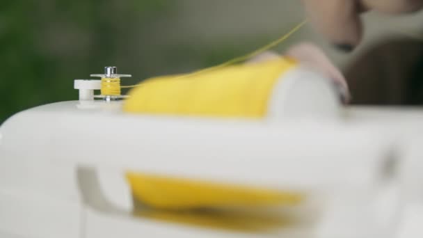 缝纫机上的黄线 — 图库视频影像