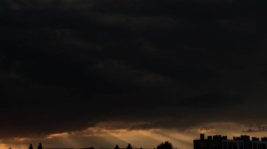 Şehrin Üzerinde Dramatik Gün Batımı Zamanı