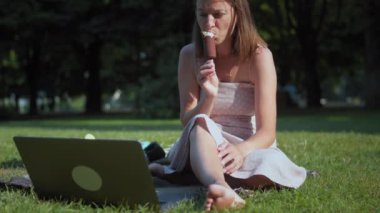 Çevrimiçi yayın izleyen kadın.