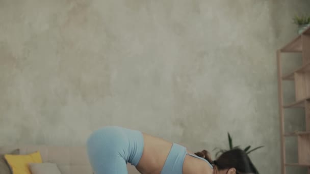 Allenatore di yoga femminile Formazione online — Video Stock