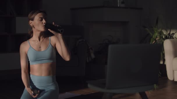 Mujer viendo un video de yoga en línea — Vídeo de stock