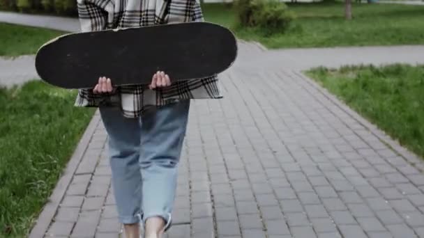 Dziewczyna deskorolkarz spacery na świeżym powietrzu — Wideo stockowe